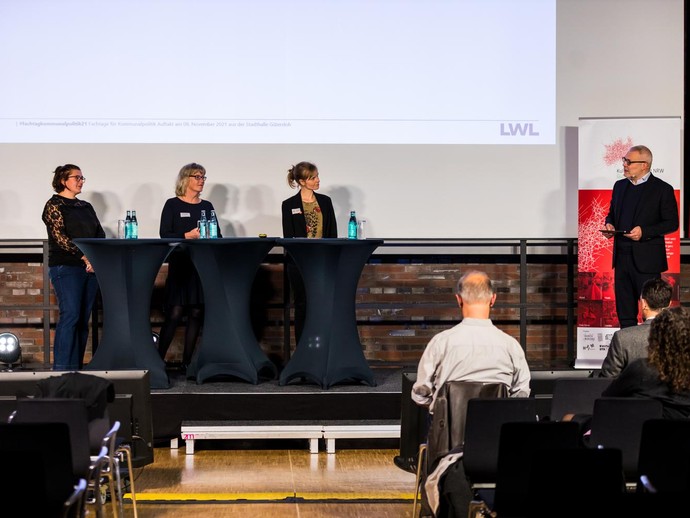Anna Kopetsch, Dr. Yasmine Freigang, Antje Nöhren und Dr. Jörg Biesler (vergrößerte Bildansicht wird geöffnet)