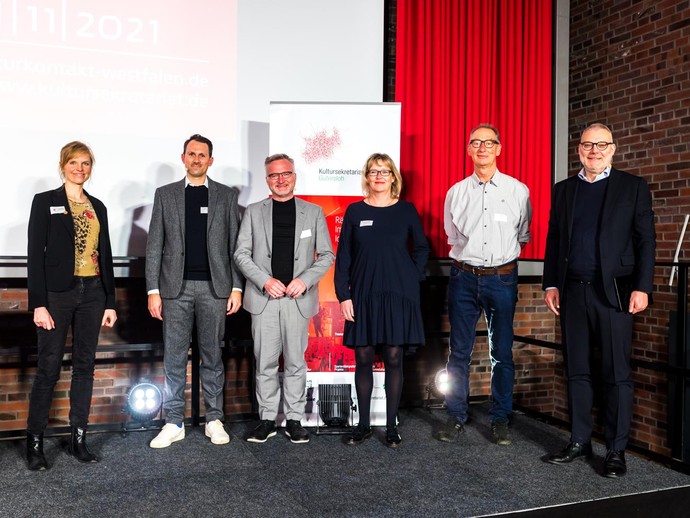 Gruppenbild der Mitwirkende (vergrößerte Bildansicht wird geöffnet)
