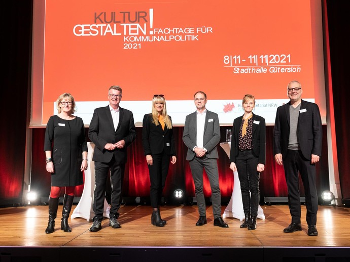 Gruppenbild der Mitwirkende (vergrößerte Bildansicht wird geöffnet)