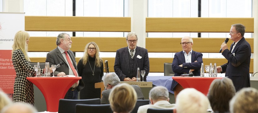 Podiumdiskussion des Fachtages für Kommunalpolitik 2019: die Referent:innen stehen auf der Bühne