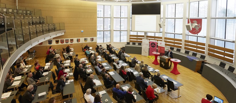 Ein voller Veranstaltungssaal beim Fachtag für Kommunalpolitik 2019