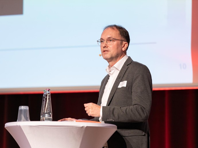 Dr. Tobias J. Knoblich (vergrößerte Bildansicht wird geöffnet)